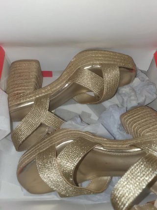 Zapatos de tacón dorados NUEVOS