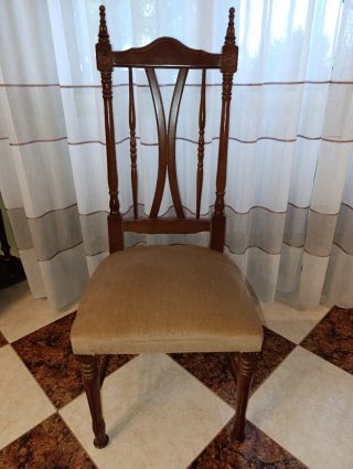 Seis sillas de madera y tela