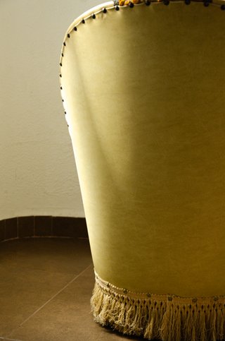 Sillón Bajo Amarillo Terciopelo