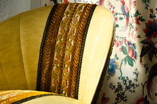 Sillón Bajo Amarillo Terciopelo
