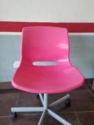 Silla giratoria rosa y gris