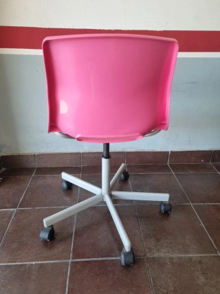 Silla giratoria rosa y gris
