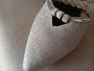 Zapatos de tacón plateados brillantes