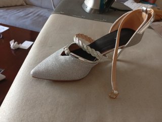 Zapatos de tacón plateados brillantes