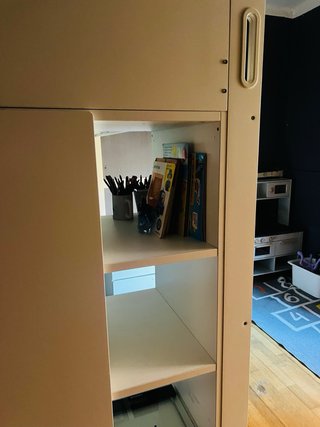 Cama alta tipo litera con escritorio y armario