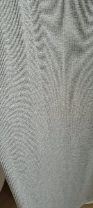 Vestido de punto gris de verano