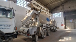 Camión hormigonera con bomba