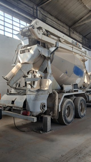 Camión hormigonera con bomba