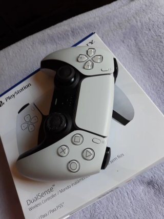 Mando PS5 blanco en su caja