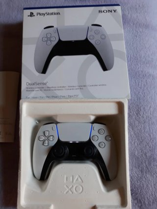 Mando PS5 blanco en su caja