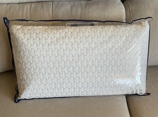 Almohada viscoelástica gris y blanca