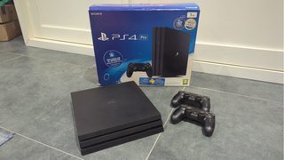 PS4 Pro 1TB con 2 mandos y caja