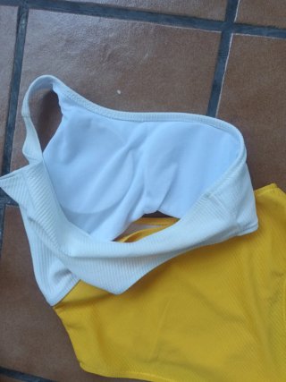 Bañador blanco y amarillo