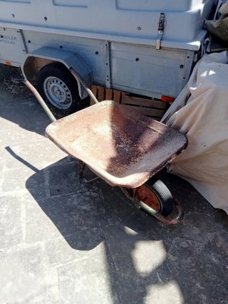 Carretilla de carga oxidada