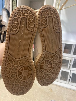 Zapatillas Adidas grises y blancas