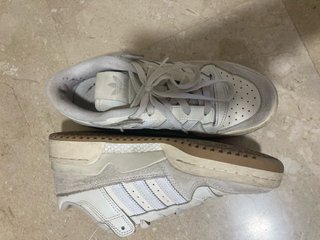 Zapatillas Adidas grises y blancas