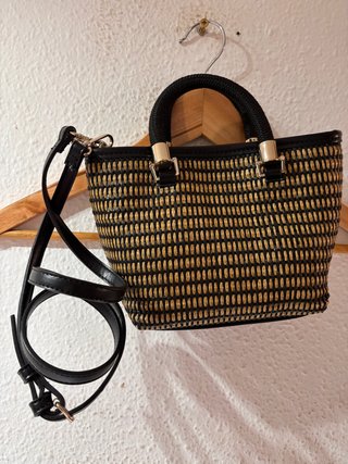 Bolso Zara bandolera negro y dorado