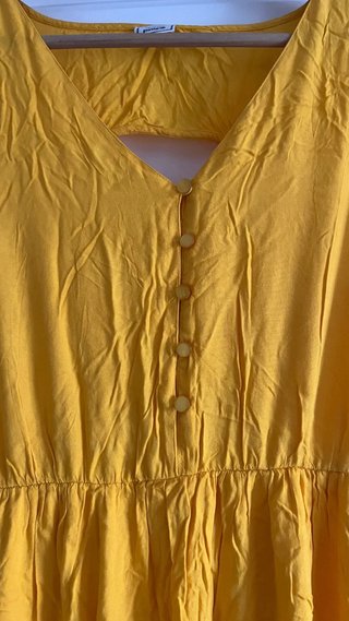Vestido midi amarillo fluido veraniego