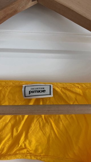 Vestido midi amarillo fluido veraniego