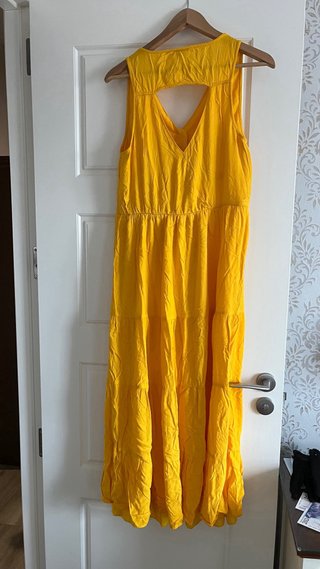 Vestido midi amarillo fluido veraniego