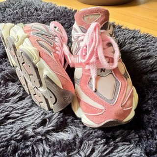 New Balance 9060 Gris y Rosa