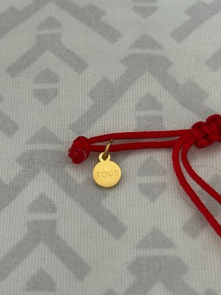 Pulsera roja con osito dorado