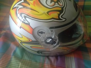 Casco de moto Vemar plateado y naranja
