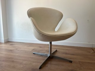 Sillón tipo Egg para restaurar – oportunidad.