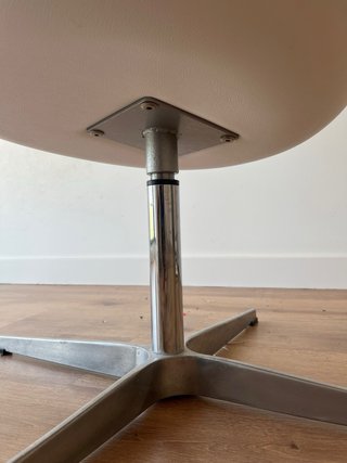 Sillón tipo Egg para restaurar – oportunidad.