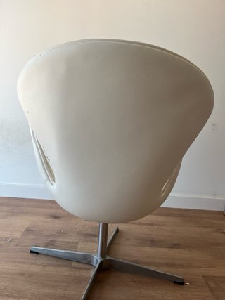 Sillón tipo Egg para restaurar – oportunidad.