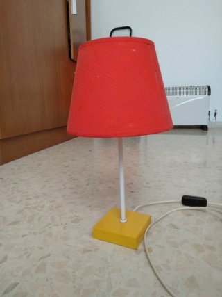 Lámpara de mesa roja y amarilla