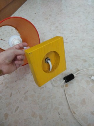 Lámpara de mesa roja y amarilla