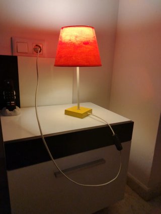 Lámpara de mesa roja y amarilla