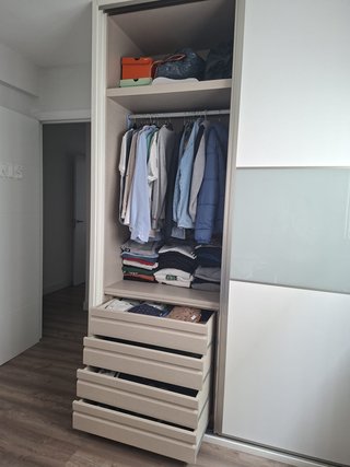 Armario modular beige y blanco