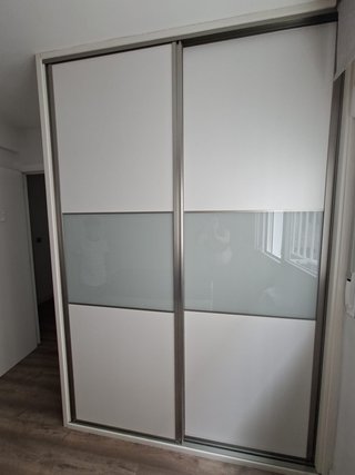 Armario modular beige y blanco