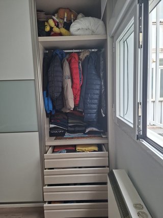 Armario modular beige y blanco
