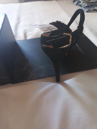 Sandalias Ante Piel Pedrería Negra Dorada