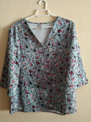 Blusa floral azul turquesa