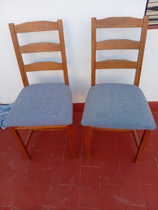 Juego de 2 sillas de madera y tela
