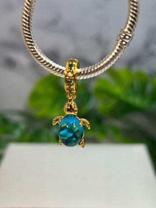 Charm Pandora Tortuga Azul y Dorado