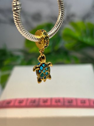 Charm Pandora Tortuga Azul y Dorado