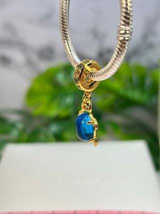 Charm Pandora Tortuga Azul y Dorado