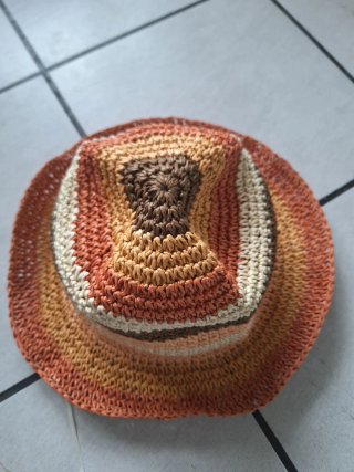 Sombrero de verano tejido negro y otro en marrones