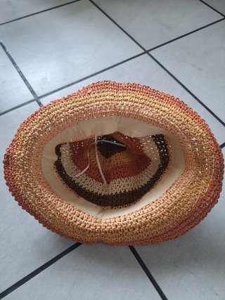 Sombrero de verano tejido negro y otro en marrones