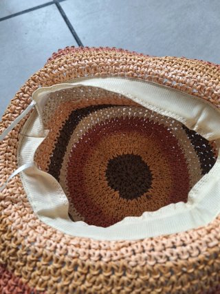 Sombrero de verano tejido negro y otro en marrones
