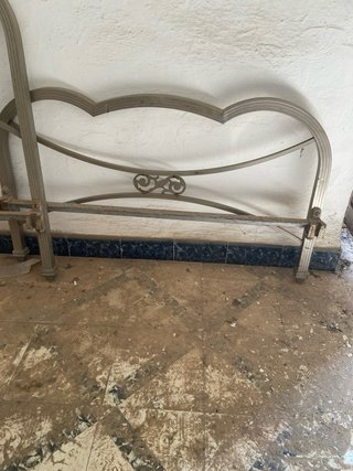 Cama de hierro antigua