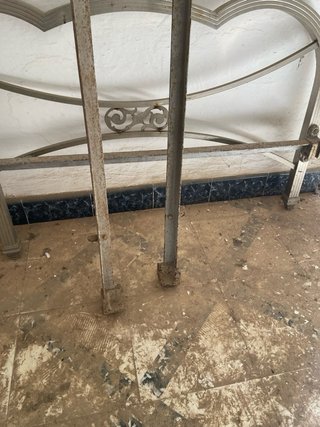 Cama de hierro antigua