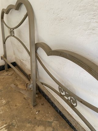 Cama de hierro antigua