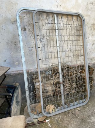 Cama de hierro antigua