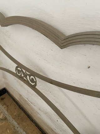 Cama de hierro antigua